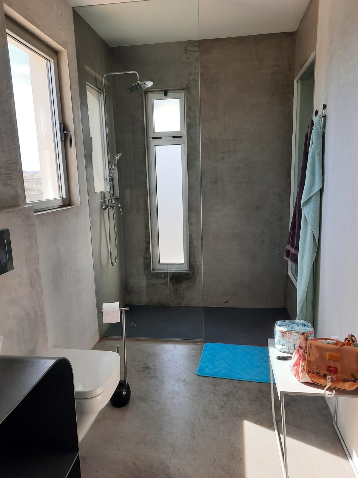 Modernes Badezimmer mit Regendusche