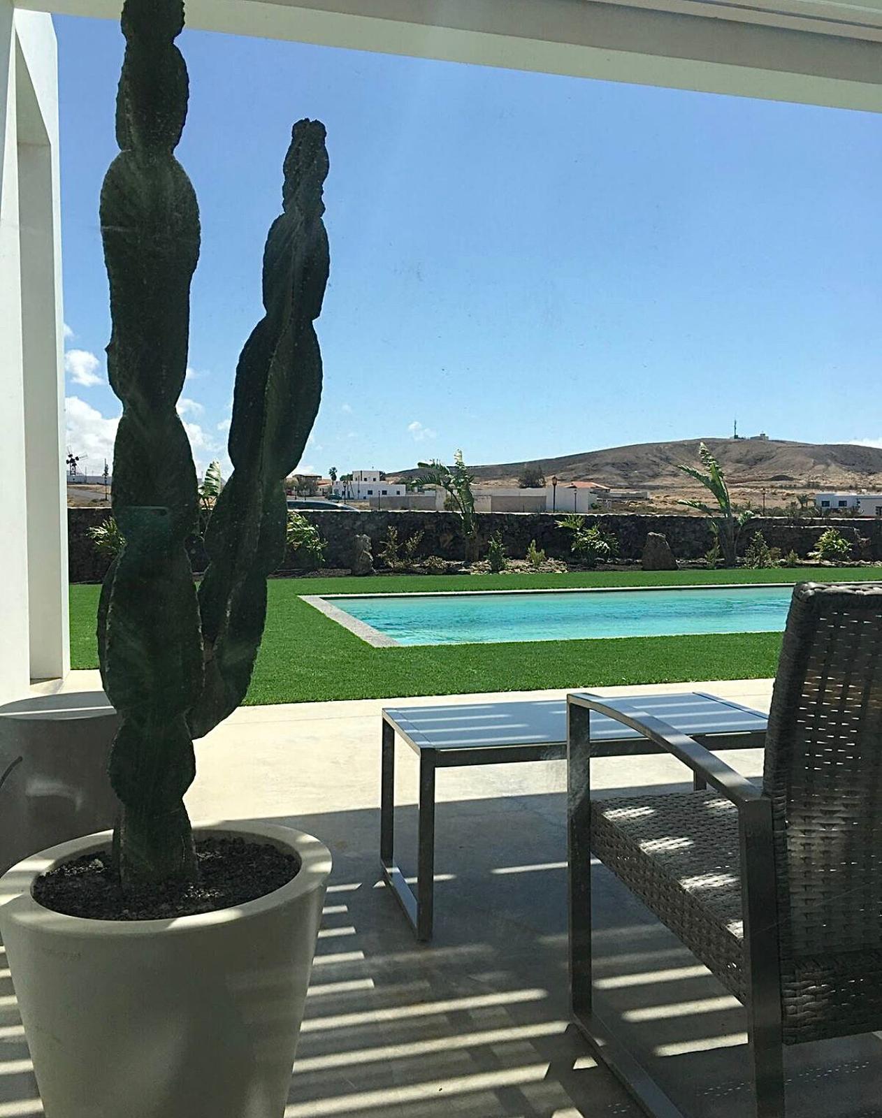 Pool mit Garten und vulkanischer Landschaft