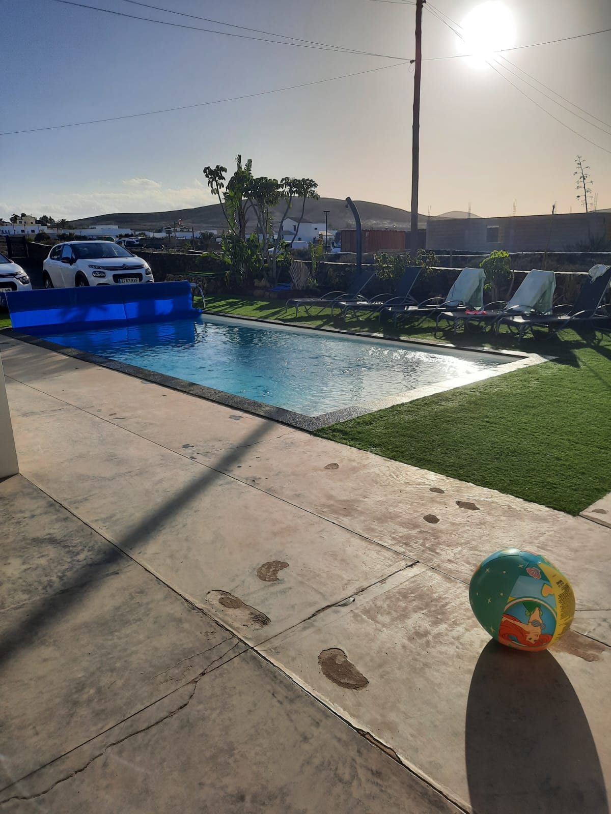 Pool und Terrasse mit Bergblick